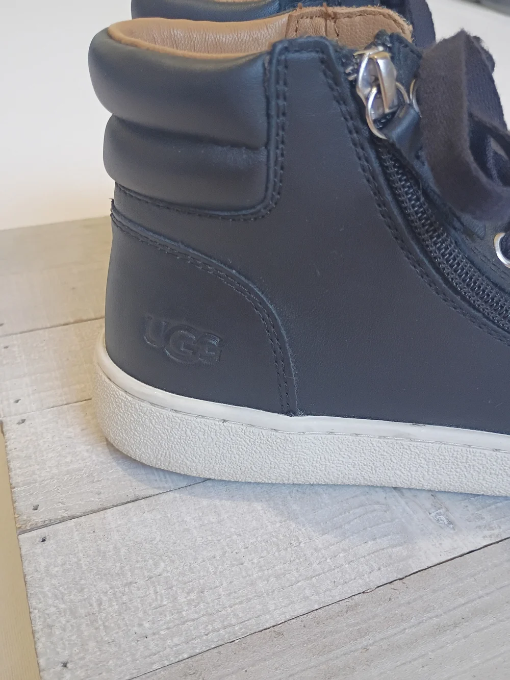 UGG Olive women's high-top sneakers in black leather With Side Zipper Size 5